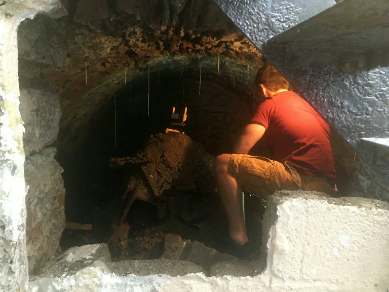 Căn hầm lớn có tuổi đời hơn 1 thế kỷ được phát hiện dưới ngôi nhà mới của Jake (Ảnh: SWNS)