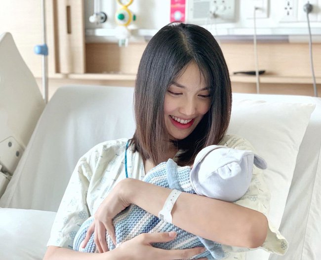 Lan Khuê cũng đã hạ sinh con trai đầu lòng vào tháng 11/2019 trong niềm hạnh phúc vỡ oà của cả gia đình nhỏ.