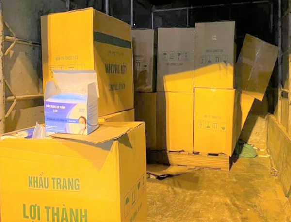 Tối ngày 22/3, Công an TP Hà Nội&nbsp; bắt vụ vận chuyển 35.000 chiếc khẩu trang y tế không có giấy tờ - Ảnh Tổng cục quản lý thị trường