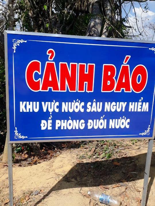 Biển cảnh báo tại khu vực này chỉ ghi khu vực nước sâu nguy hiểm, không ghi rõ khu vực nguy hiểm do thủy điện xả nước nên nhiều người ở xa đến không biết.