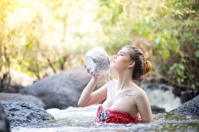 Jessie Vard nổi lên như một hiện tượng mạng xã hội Thái Lan từ năm 2016 vơi bộ ảnh tắm suối nóng bỏng. Sở hữu gương mặt đẹp, đôi mắt hút hồn cùng thân hình nóng bỏng, chân dài lai sinh năm 1999 nhanh chóng nổi tiếng.
