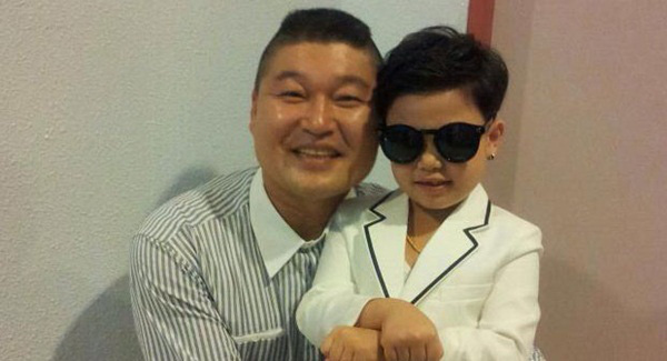 "Tiểu Psy" Hwang Min Woo chụp cùng ca sĩ Psy