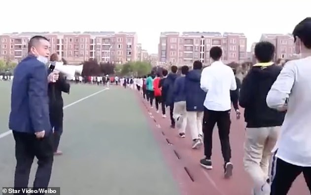 Hiệu trưởng một trường học ở Trung Quốc yêu cầu học sinh chạy bộ gần 2 tiếng mỗi ngày để tăng cường thể trạng. Ảnh: Star Video
