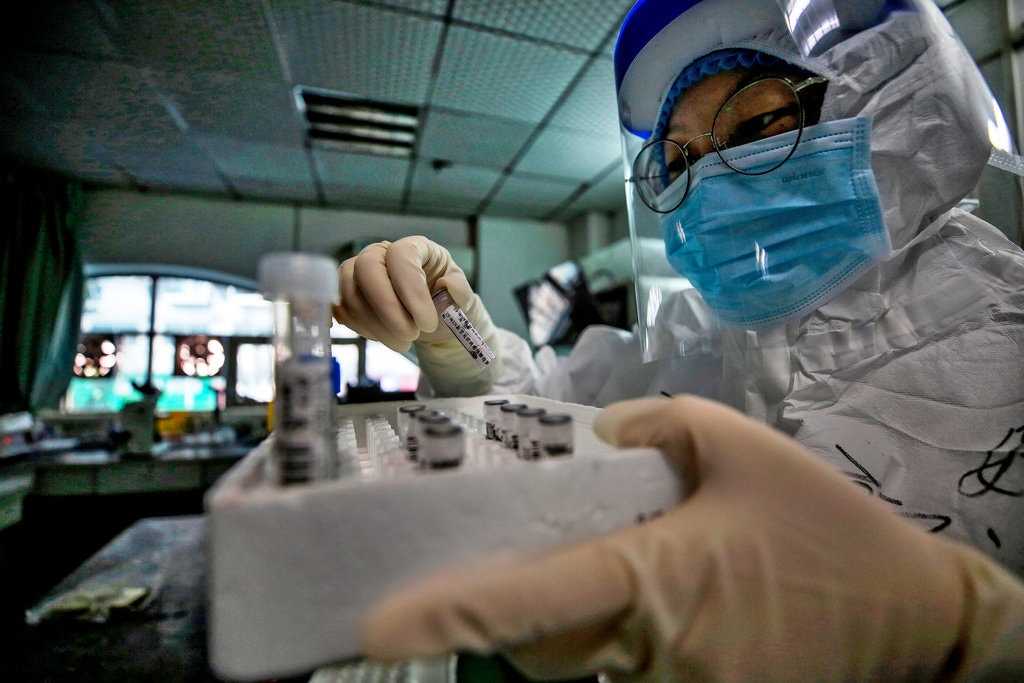 Nhân viên y tế cầm trên tay mẫu xét nghiệm của người nhiễm Covid-19 ở Vũ Hán, Trung Quốc.