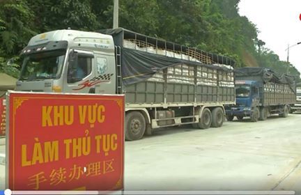 Xe hàng ùn ứ ở cửa khẩu Tân Thanh, tỉnh Lạng Sơn vào tháng 4 vừa qua.