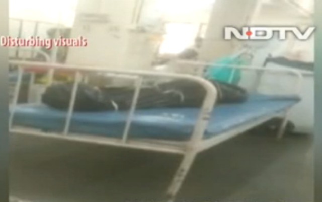 Bệnh nhân Covid-19 nằm cạnh các thi thể. Ảnh: NDTV