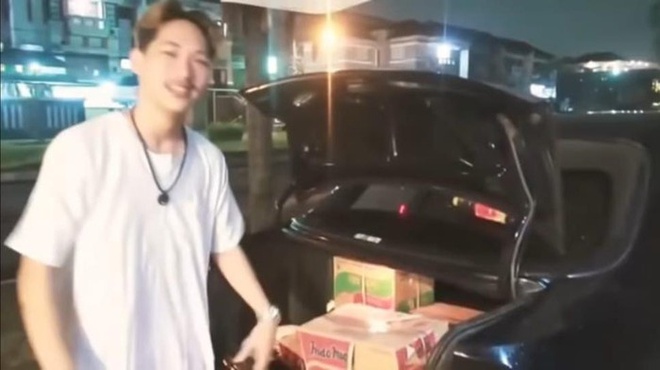 YouTuber Ferdian Paleka đi phát đồ ăn cho phụ nữ chuyển giới trên phố nhưng bên trong chỉ là rác