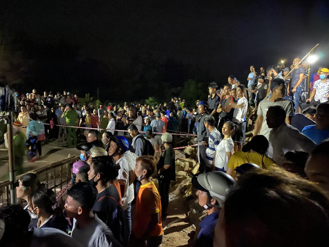 Rất đông người dân địa phương theo dõi tìm kiếm người mất tích trên sông Thu Bồn