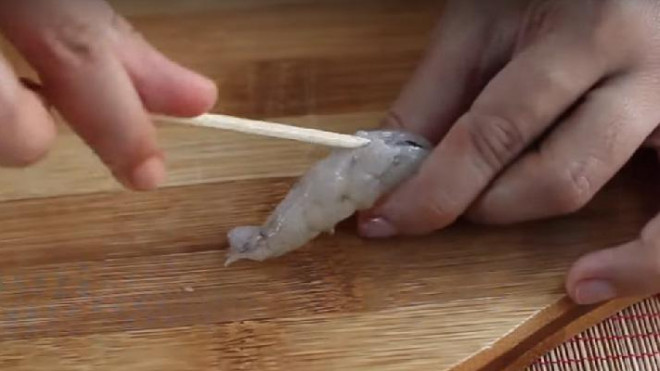 Không cần bóc vỏ, chỉ đen trên lưng tôm được lấy ra một cách cực dễ chỉ bằng 1 que tăm nhỏ - 4