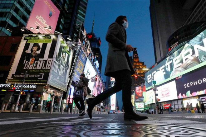 Người dân đi ngang Times Square tại New York. Ảnh: Reuters