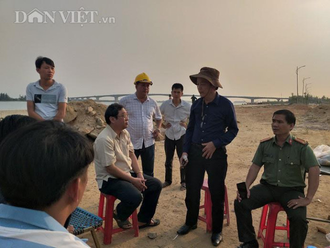 Lãnh đạo Sở GTVT tỉnh Quảng Nam và Chủ tịch UBND huyện Duy Xuyên (đứng) có mặt tại hiện trường chỉ đạo công tác tìm kiếm các nạn nhân mất tích
