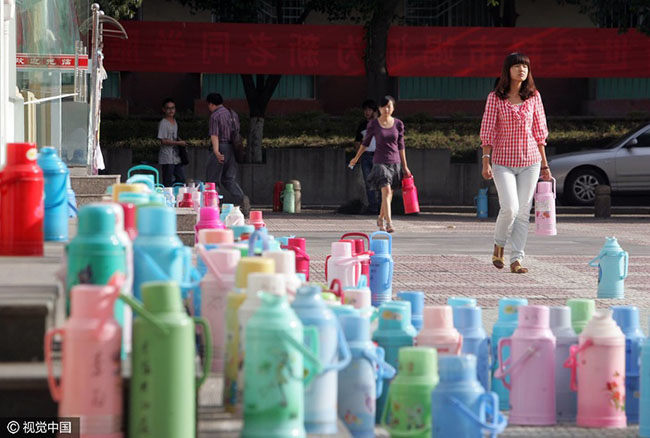 Người Trung Quốc luôn mang theo phích nước nóng. Uống nước nóng giúp ngăn ngừa nhiều bệnh tật. Nếu bạn bị bệnh thì sao? Uống nhiều nước!
