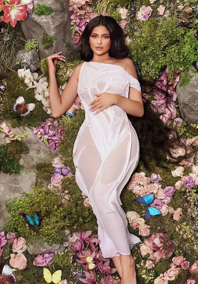 Kiểu thời trang mỏng tang này rất được Kylie Jenner nhiều lần sử dụng.
