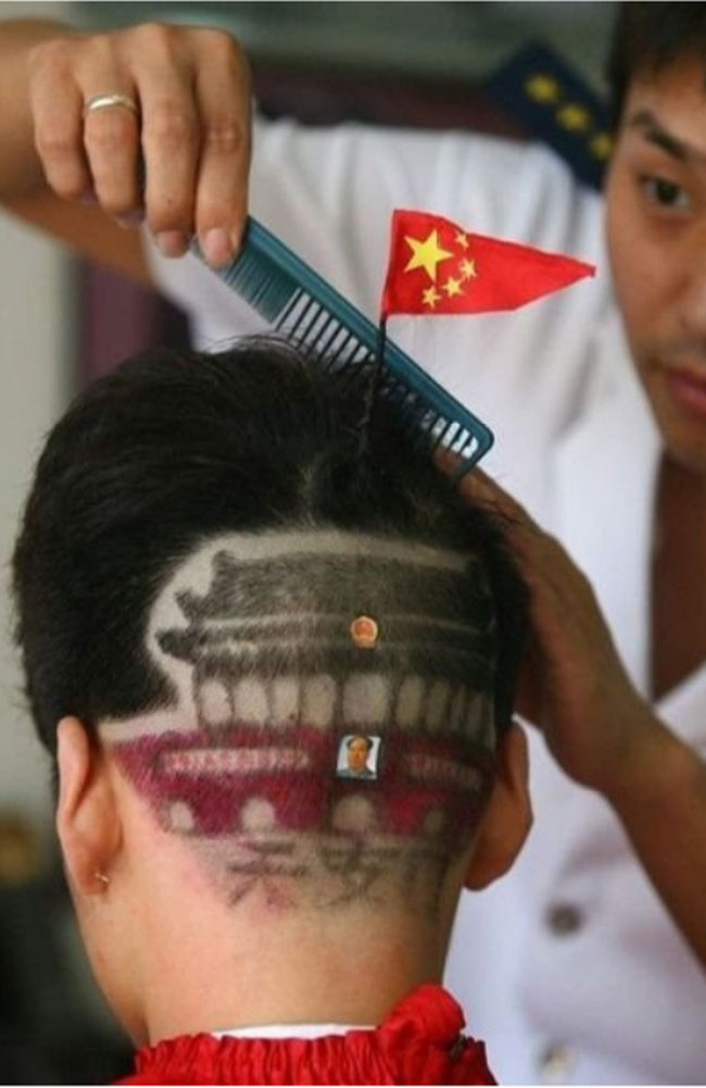 Thợ cắt tóc sử dụng trí tưởng tượng phong phú của mình để tạo ra những kiểu tóc có một không hai.
