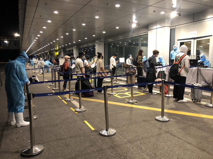 Hành khách được kiểm tra y tế tại sân bay Vân Đồn