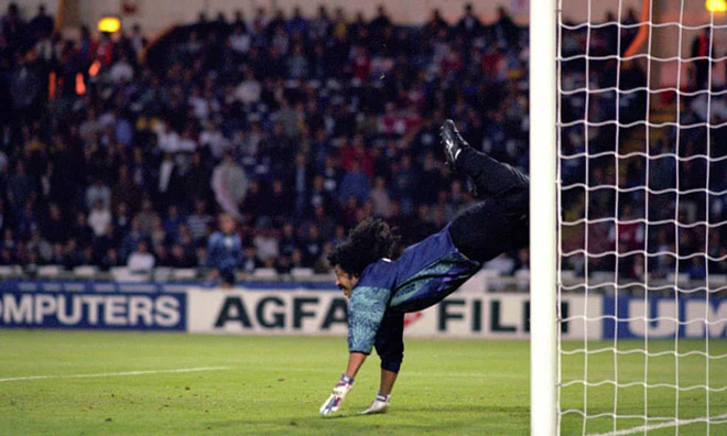 Pha cản phá theo kiểu "bọ cạp" nổi tiếng của Rene Higuita