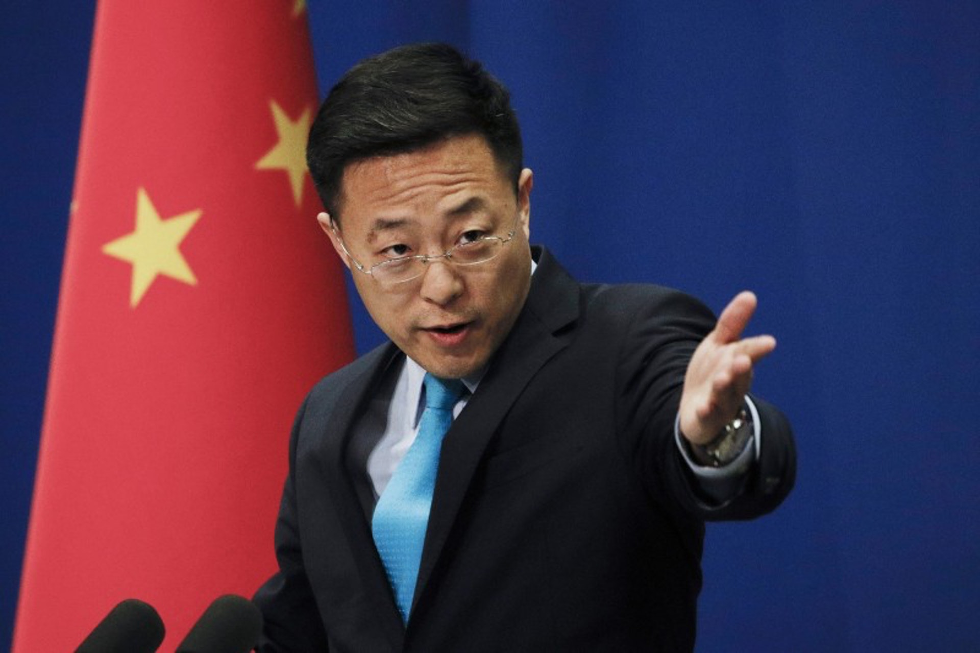 Phát ngôn viên Bộ Ngoại giao Trung Quốc – Triệu Lập Kiên, người thường xuyên có những cáo buộc về nguồn gốc Covid-19 tại Mỹ (ảnh: Reuters)