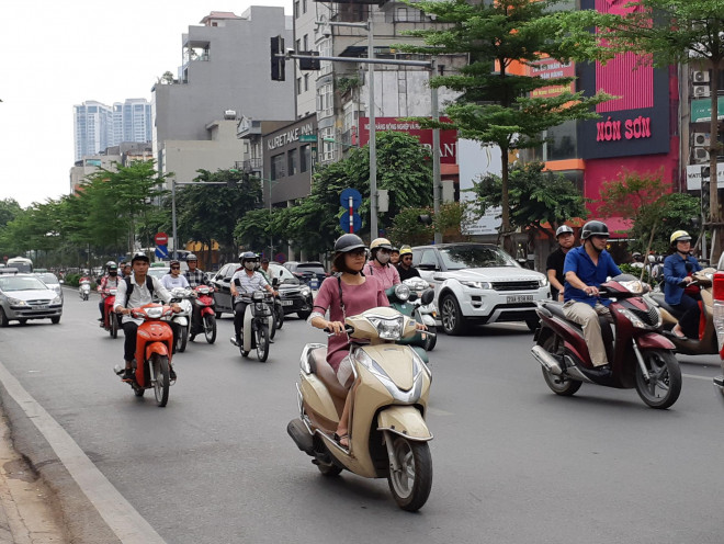 Theo Dự thảo Luật Giao thông đường bộ (sửa đổi), xe môtô phải bật đèn chiếu sáng cả ngày - Ảnh: Văn Duẩn