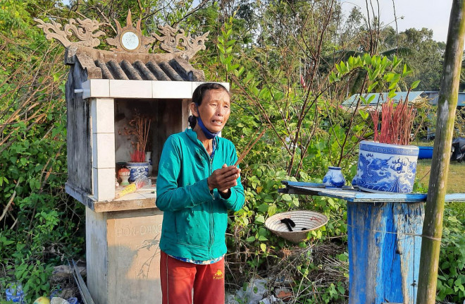 Một bà mẹ có con tử vong trong vụ lật thuyền đau buồn thắp hương nguyện cầu