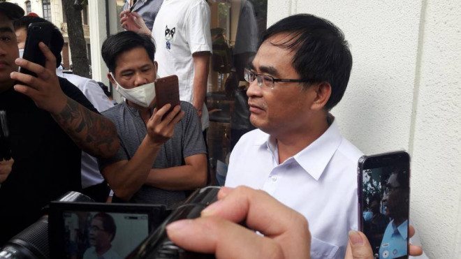 Luật sư Trần Hồng Phong (người bảo vệ quyền và lợi ích hợp pháp của bị cáo Hồ Duy Hải) trả lời báo chí sau phiên xét xử Giám đốc thẩm