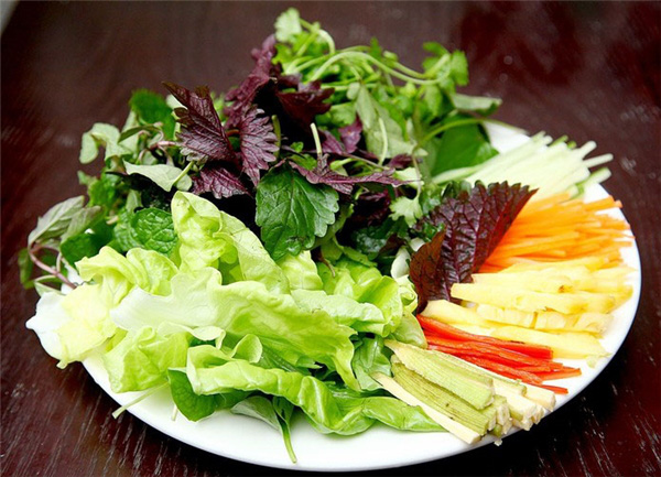 Mắm nêm và rau sống ăn kèm thịt heo hai đầu da phải được sản xuất ở Quảng Nam mới đúng điệu