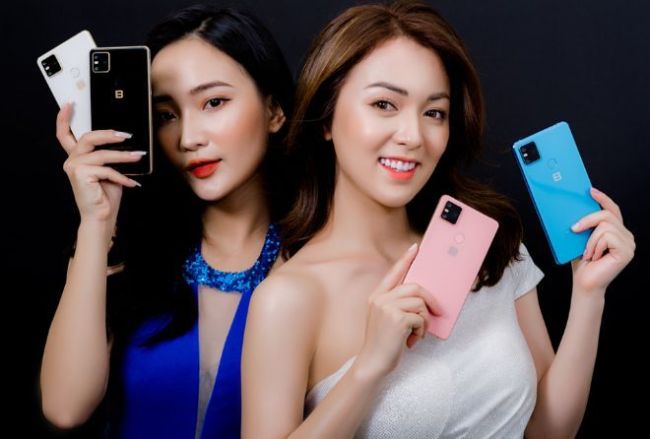 Bphone B86 lần đầu tiên có thêm những màu mới, gồm Hồng và Xanh. Chưa hết, góc bo Bphone B86 cũng mềm mại và gợi cảm hơn.
