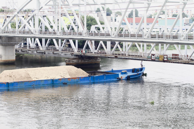 Cầu có độ tĩnh không thông thuyền 1,8 m nên làm hạn chế rất lớn giao thông đường thủy tại TP HCM, nhất là kết nối đến các cảng thuộc khu vực Bình Dương, Đồng Nai.