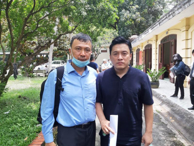 Ca sĩ Lam Trường và anh rể sau phiên tòa phúc thẩm ngày 11-5. Ảnh: Hoa Thi