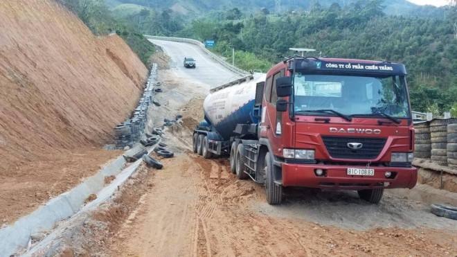 Một xe bồn được hốc cứu hộ cứu nạn trong thời gian đang thi công