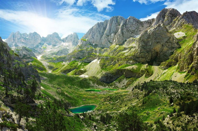 Albania: Quốc gia ở Đông Nam Âu gây ấn tượng với bờ biển đẹp và những dãy núi hùng vĩ. Các thắng cảnh nổi tiếng như hồ Koman và thung lũng Valbona, các ngôi nhà cổ kính và thành cổ từ thế kỷ thứ 14.
