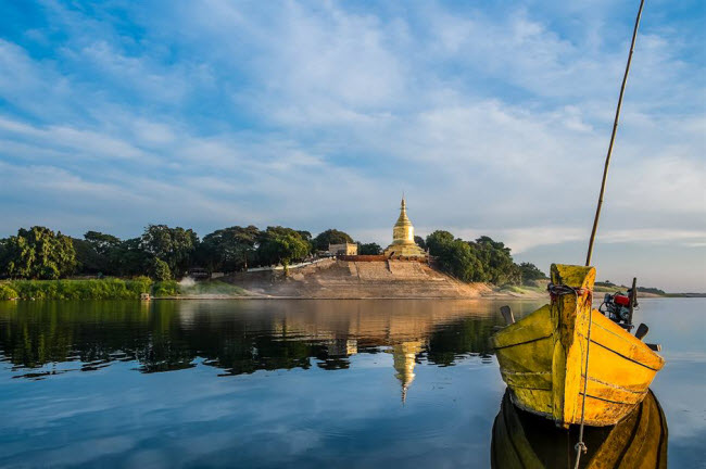 Đồng bằng Irrawaddy, Myanmar: Trong khi thành phố Bagan và các ngôi đền cổ ở đây đã được nhiều du khách quốc tế biết đến, vùng đồng bằng Irrawaddy vẫn giữ được những nét ban sơ. Tới đây, du khách có thể chiêm ngưỡng những ngôi nhà sàn được xây trên mặt nước, trải nghiệm cuộc sống đánh bắt cá hay trồng lúa của người dân địa phương.
