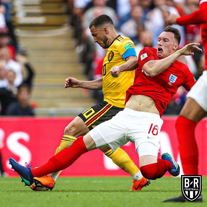 Phil Jones bị&nbsp;Hazard "hành hạ" trong cuộc đọ sức Anh - Bỉ.