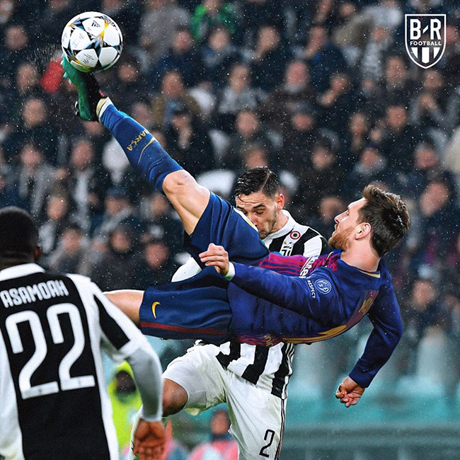 Messi có pha &#34;xe đạp chổng ngược&#34; vào lưới Juventus.
