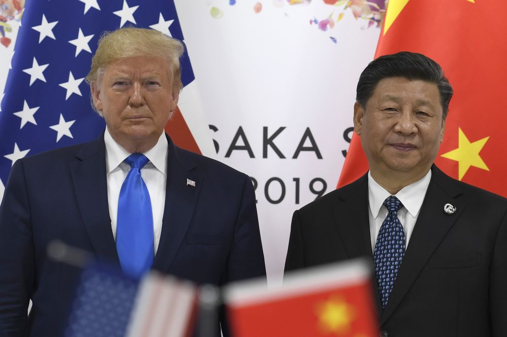 Tổng thống Mỹ Donald Trump (trái) gặp Chù tịch Trung Quốc Tập Cận Bình bên lề hội nghị G20 năm 2019.