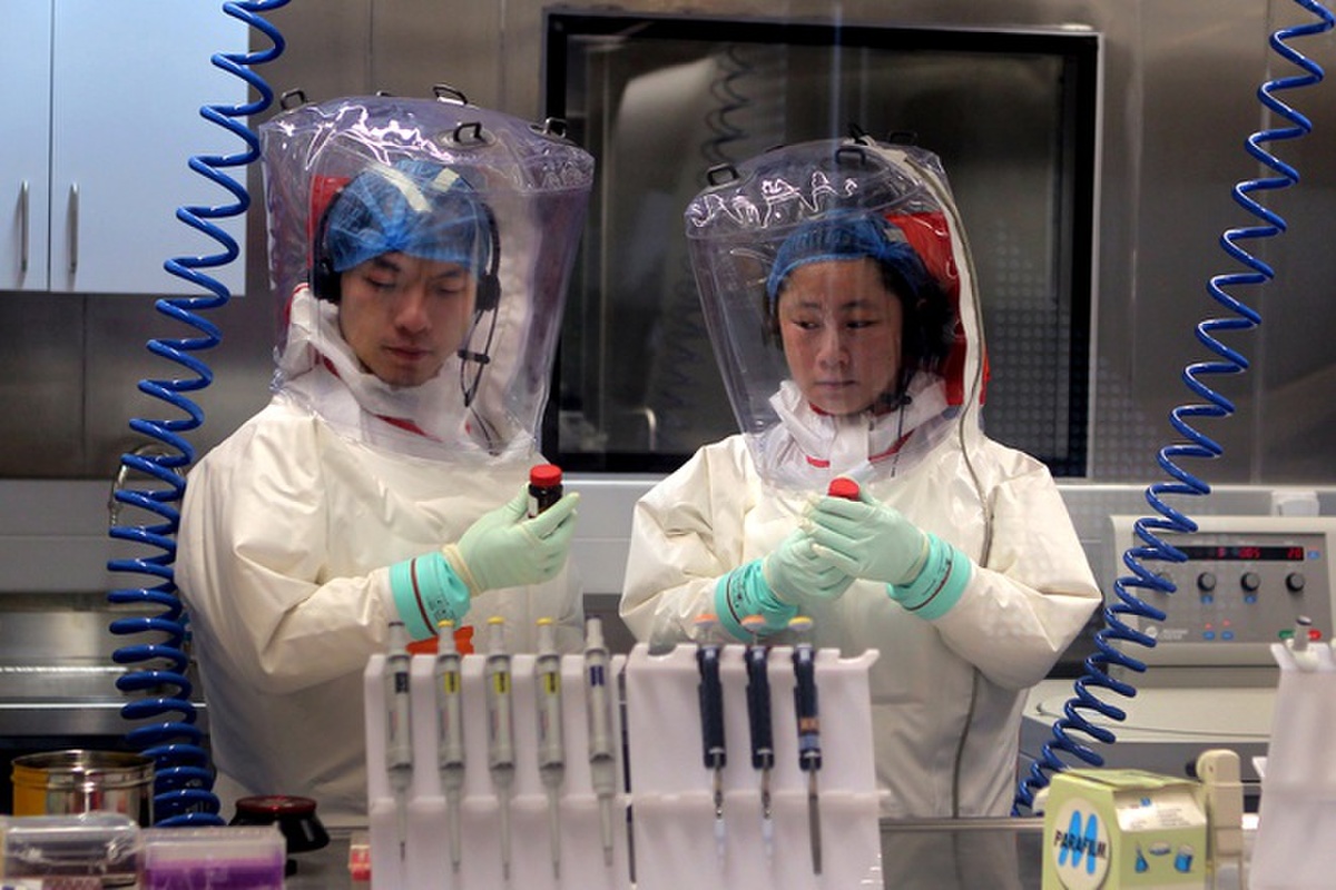 Các nhà nghiên cứu làm việc trong phòng thí nghiệm virus Vũ Hán (ảnh: SCMP)