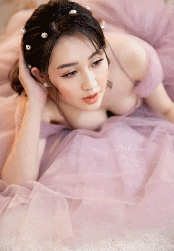 Hoa hậu Huỳnh Thúy Anh khoe trọn vẻ ngọt ngào trong bộ ảnh mới - 1