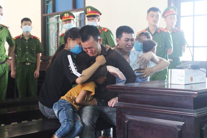 Hình ảnh Chinh (áo xanh) và Chỉnh (áo đen) bật khóc bên vợ và con sau khi tòa tuyên án.