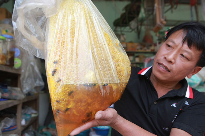 “Cho tôi vài trăm triệu tôi cũng không bỏ nghề này vì đi rừng lấy mật được thỏa mãn niềm đam mê bất tận, được sống gần gũi với thiên nhiên lại có chút mật ong nguyên chất bán cho người dân”, anh Nhất cho biết.