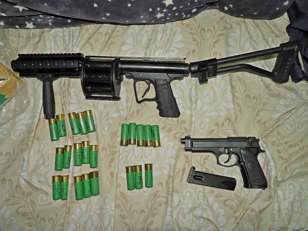 Nhiều khẩu súng và đạn&nbsp;được phát hiện tại nhà của lao động nhập cư họ Nguyen. Ảnh: Sở cảnh sát Đào Viên