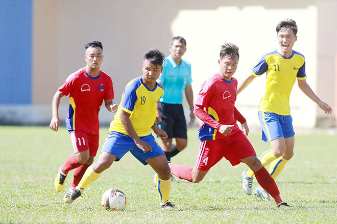 Cầu thủ U21 Đồng Tháp (áo đỏ) thi đấu ở vòng loại U21 Quốc gia 2019. Ảnh: Dương Thu