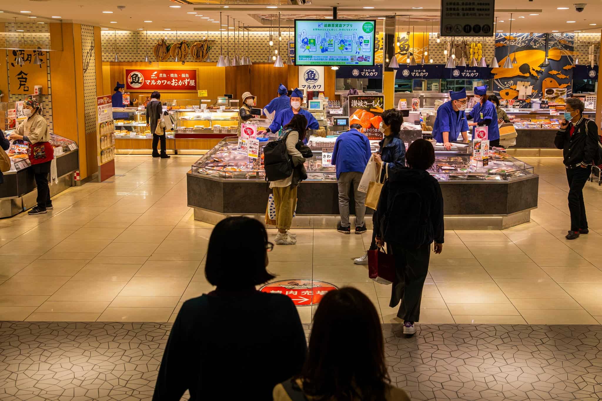 Người dân Nhật Bản tại một trung tâm thương mại (ảnh: NY Times)