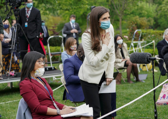 Phóng viên Mỹ gốc Hoa Weijia Jiang (trái) và đồng nghiệp Kaitlin Collins. Ảnh: Reuters