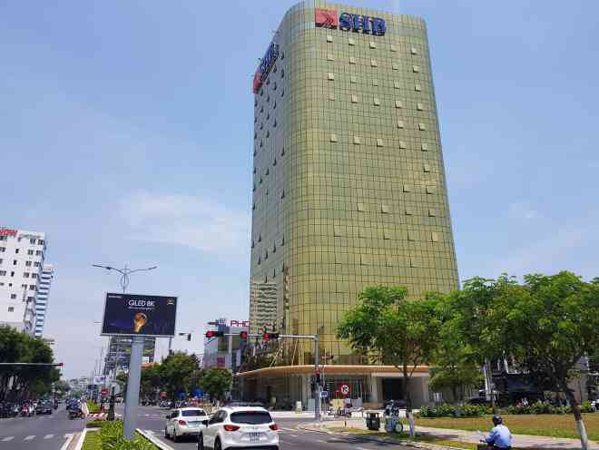 Công trình Trung tâm thương mại và văn phòng dịch vụ SHB Đà Nẵng (đường Nguyễn Văn Linh) do Ngân hàng TMCP SHB làm chủ đầu tư. Tòa nhà này có diện tích sàn khoảng 11.000m2, cao 15 tầng, được ốp kính phủ kín 3 mặt.