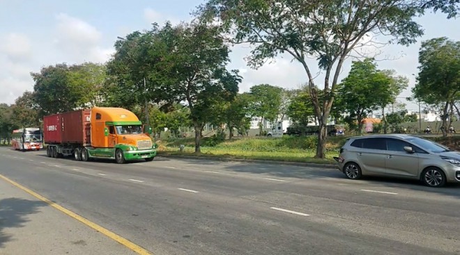 Vụ va chạm liên hoàn trên đường Nguyễn Văn Linh khiến ba phương tiện hư hỏng phần đầu và đuôi. Ảnh HT.