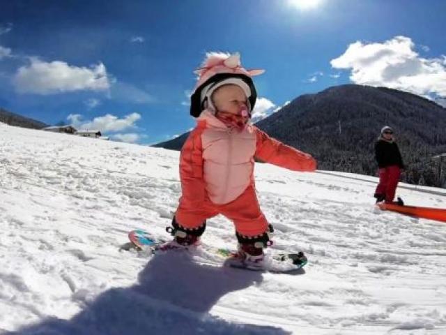 Bé trai 1 tuổi có khả năng trượt tuyết siêu đẳng