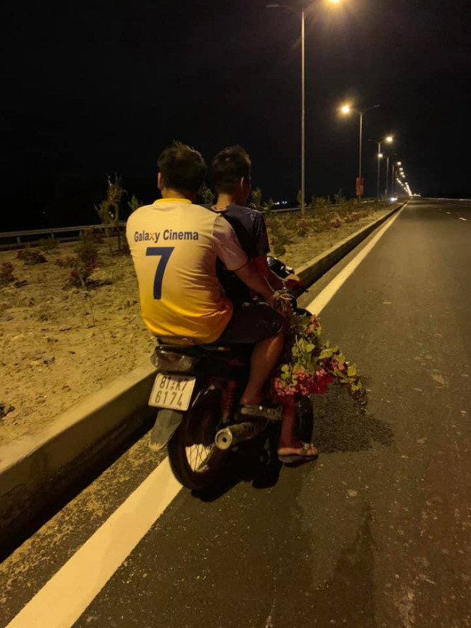Hai thanh niên đi xe máy nhổ trộm hoa giấy trên Quốc lộ 19 mới