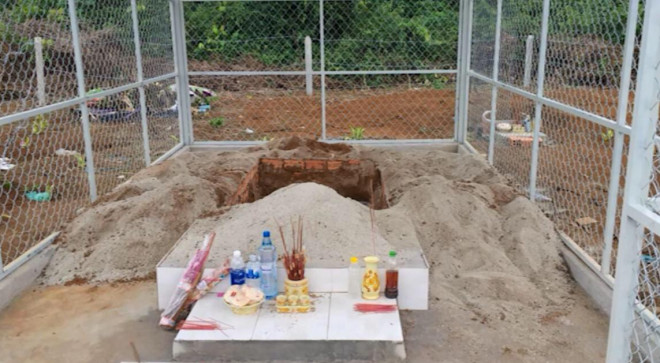 Ngôi mộ mà đối tượng Đỗ Văn Minh đã đào