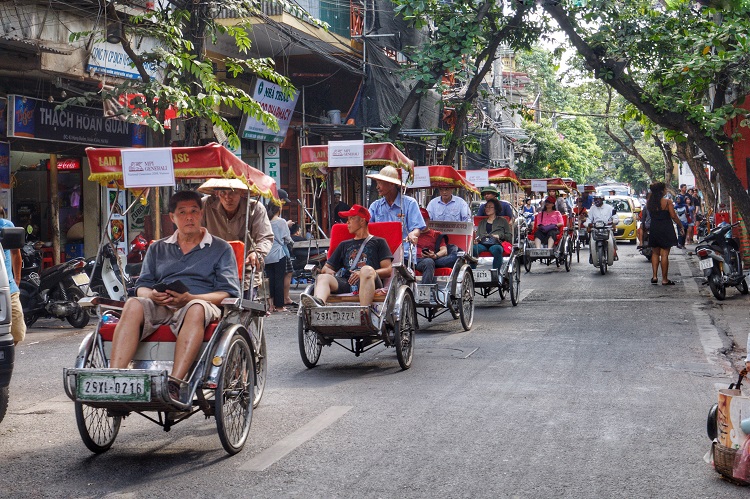 Cuộc sống kinh doanh nhộp nhịp ở mặt đường phố cổ tạo ra bức tranh đối nghịch với những gì diễn ra bên trong những con ngõ siêu nhỏ ở Hà Nội.