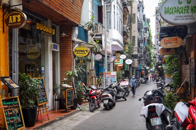 Những con ngõ nhỏ được hình thành hàng chục năm và càng ngày càng chật trội hơn bởi mật độ dân số tăng, nhiều nhà sửa chữa khiến không gian sống bị thu hẹp. Tuy nhiên, hoạt động kinh doanh trong những con ngõ này lâu dần trở thành một nét văn hóa đặc trưng của 36 phố phường Hà Nội nói chung và của người dân, tiểu thương phố cổ nói riêng.