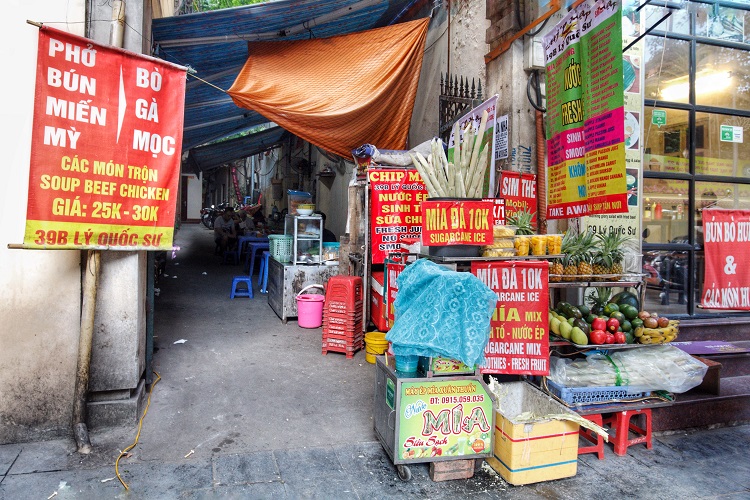 Ban đầu, ở đây chủ yếu chỉ bán quần áo, đồ ăn đặc biệt là quán trà đá. Đây là những loại hình cần quá nhiều cơ sở vật chất để phục vụ khách hàng.